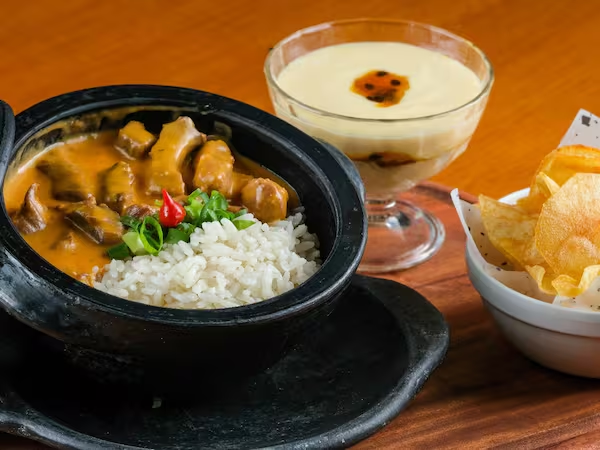 Strogonoff de Carne de Sol + Mousse de Maracujá